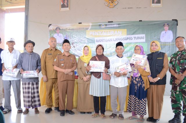 Penyaluran Bantuan Tunai DBHCHT di Kecamatan Cerme