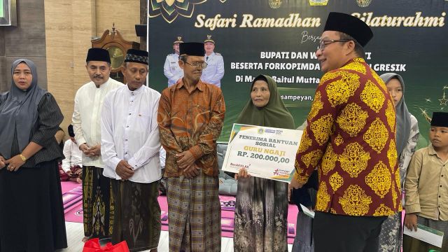 Pemkab Gresik Salurkan Bansos untuk Guru Ngaji, Marbot, dan Penjaga Makam di Duduksampeyan